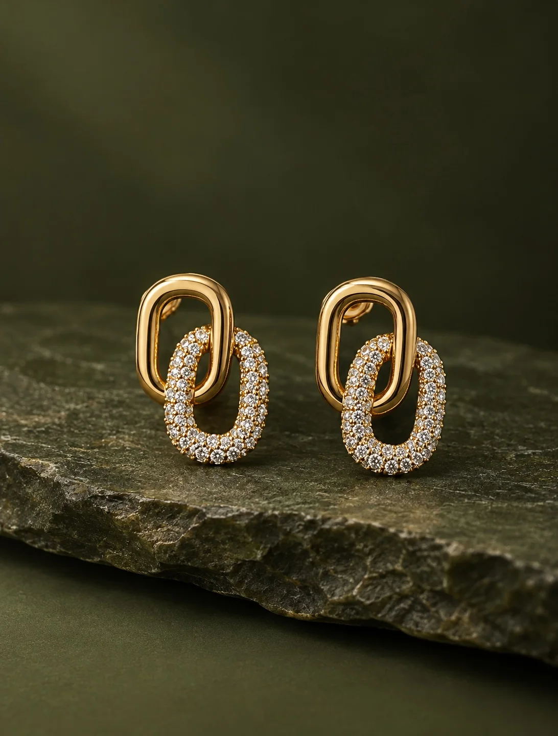 İç İçe Geçen Taşlı Oval Halkalı Küpe görseli 1